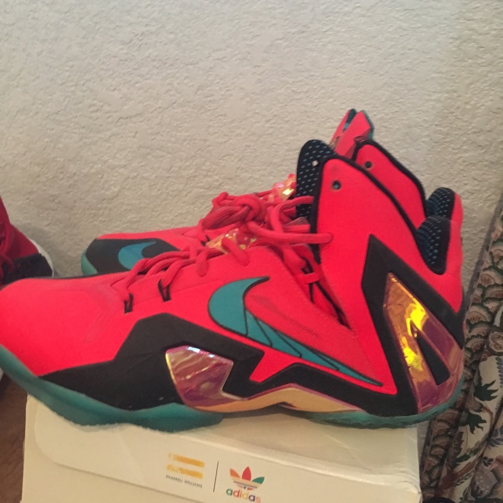 Lebron 11 elite “Hero” size 10.5 supreme yeezy